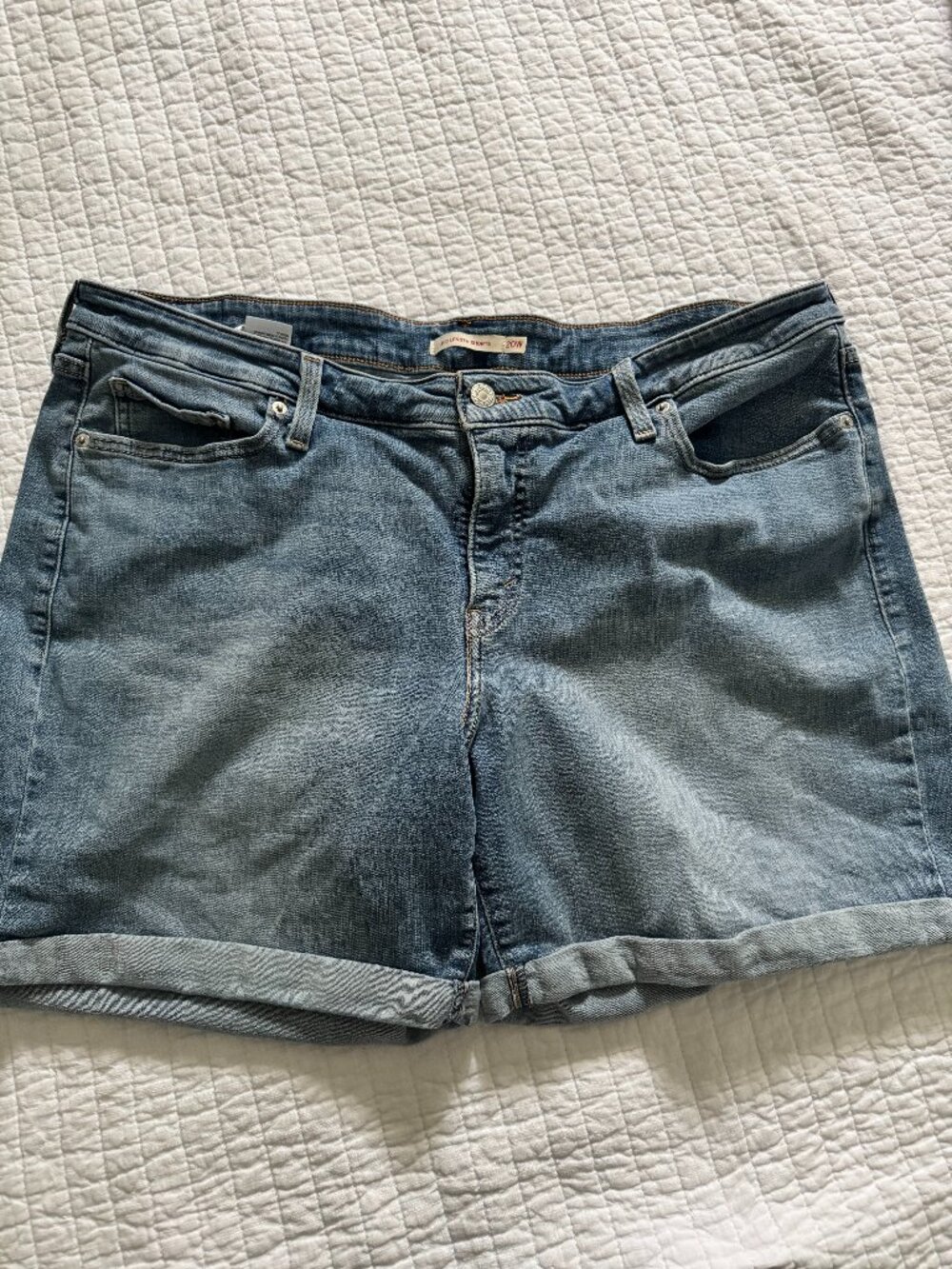 Levi’s Women’s Mid-Length Denim Shorts Size 20W Blue Cuffed Stretch